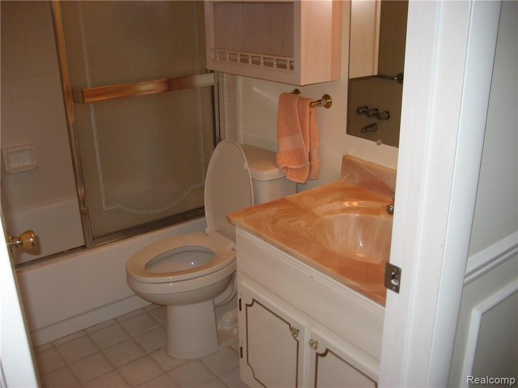 17765 Rudgate Street Southgate, MI 48195 - Photo 6 of 9 IMG_2704.JPG