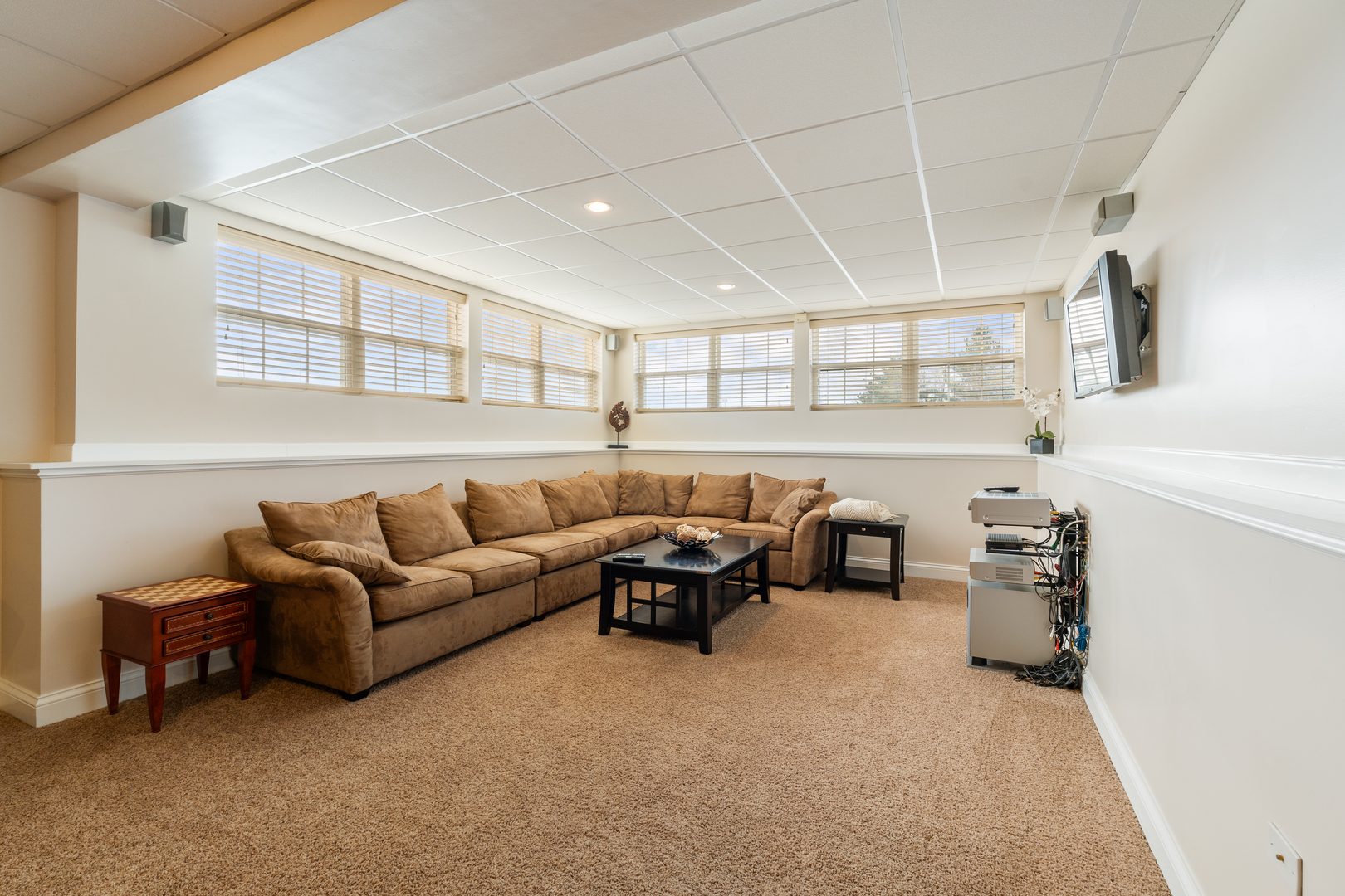 809 Magnuson Court Barrington, IL 60010 - Photo 23 of 33 a living room with furniture