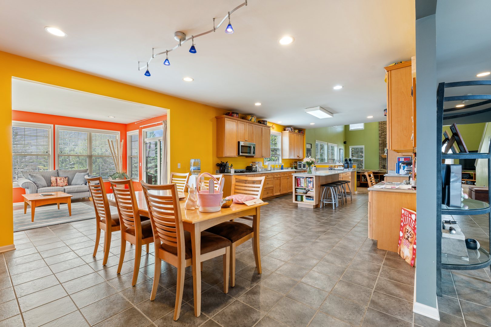 809 Magnuson Court Barrington, IL 60010 - Photo 5 of 33 a view of a dining room with furniture