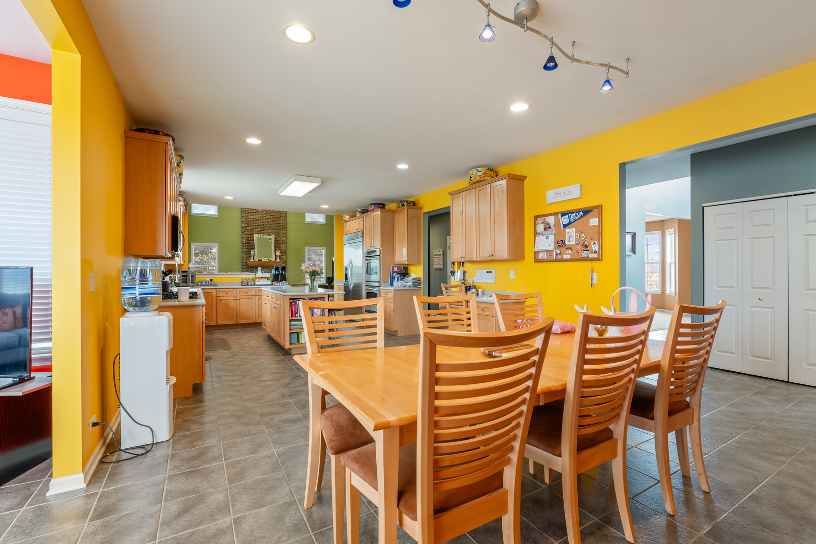 809 Magnuson Court Barrington, IL 60010 - Photo 6 of 33 a view of a dining room with furniture
