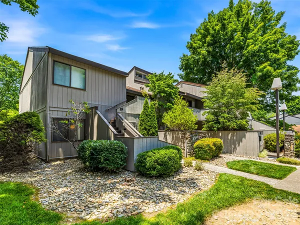 $355,000 | 17 Lakemoor Lane, Hendersonville, NC 28739