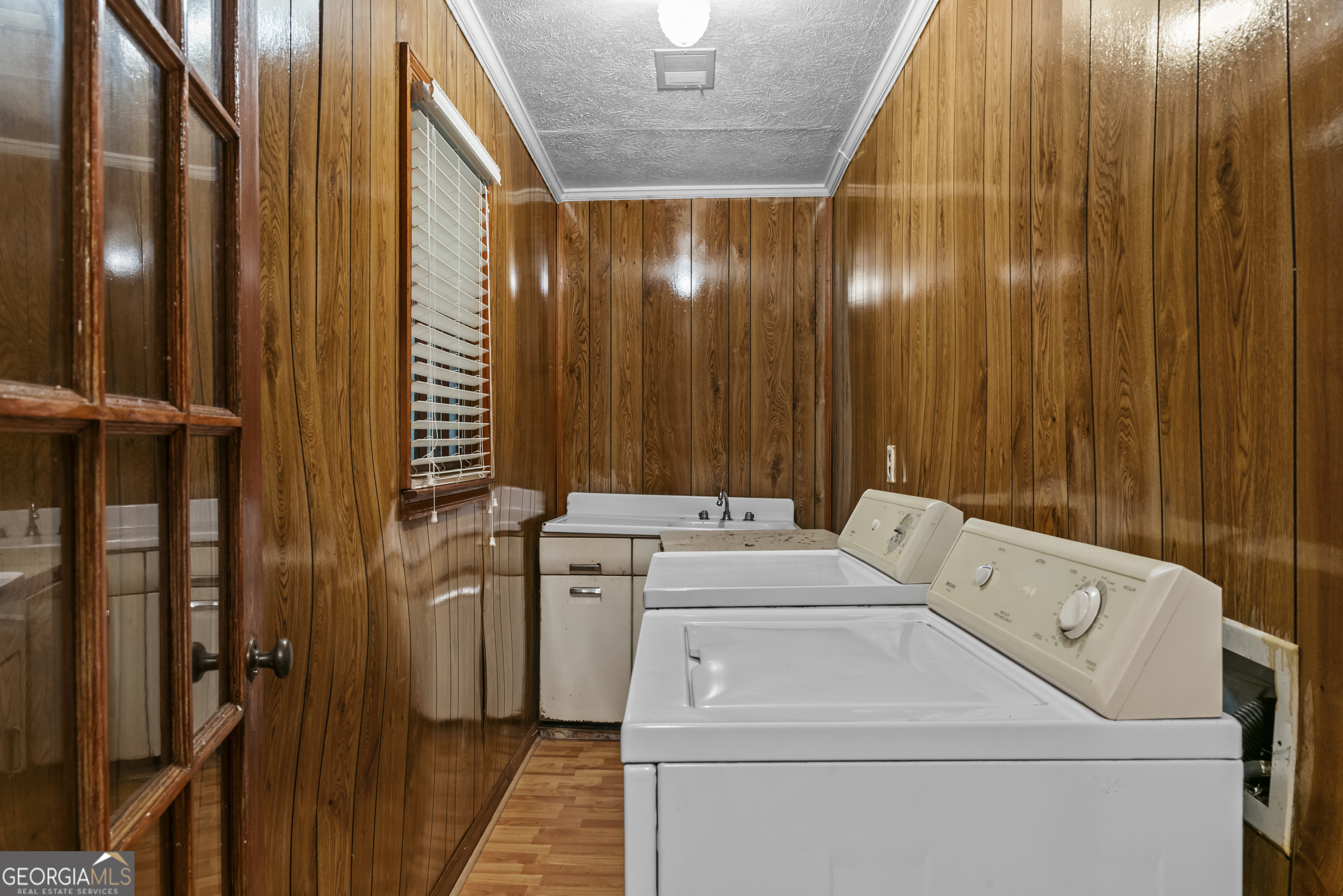 724 Hill Street Madison, GA 30650 - Photo 30 of 36 a utility room with dryer and washer