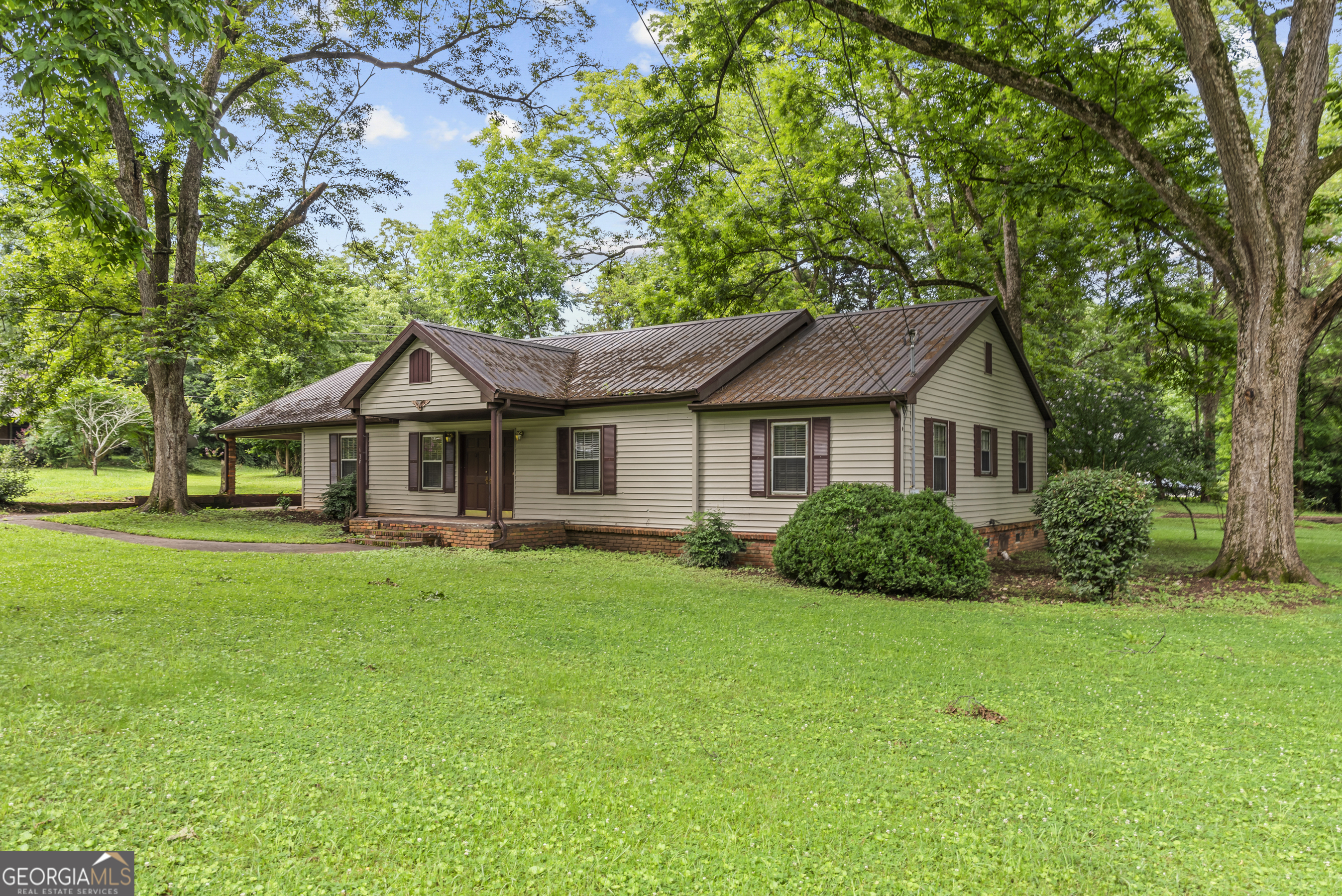 724 Hill Street Madison, GA 30650 - Photo 4 of 36 a front view of a house with yard and green space