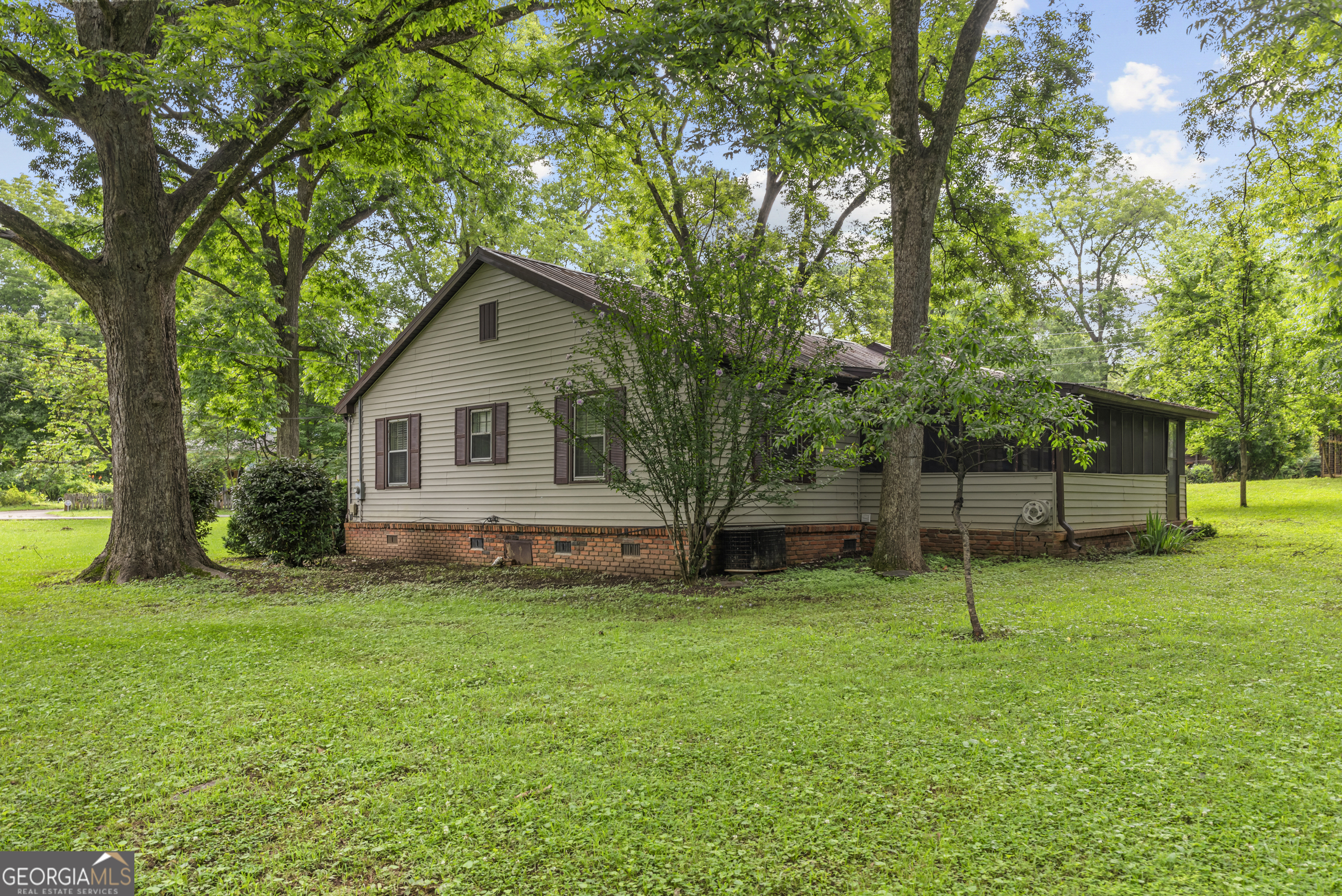 724 Hill Street Madison, GA 30650 - Photo 5 of 36 a backyard of a house with entertaining space