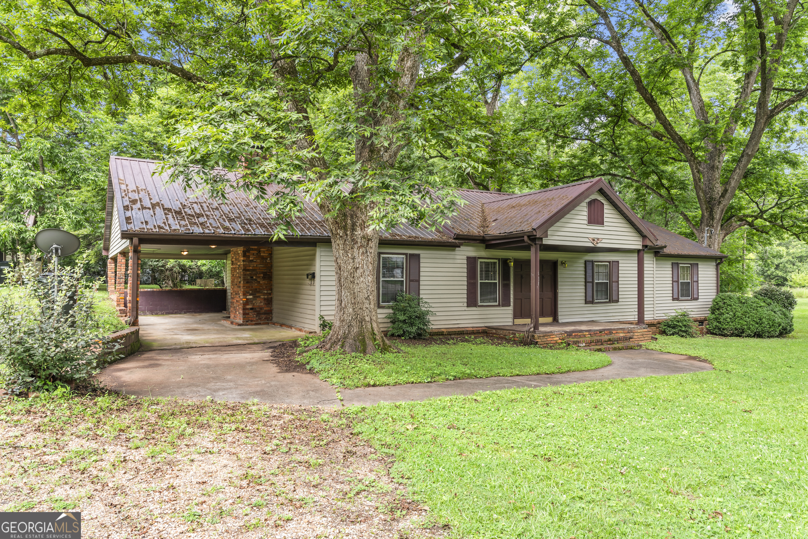 724 Hill Street Madison, GA 30650 - Photo 7 of 36 a front view of a house with a garden and porch