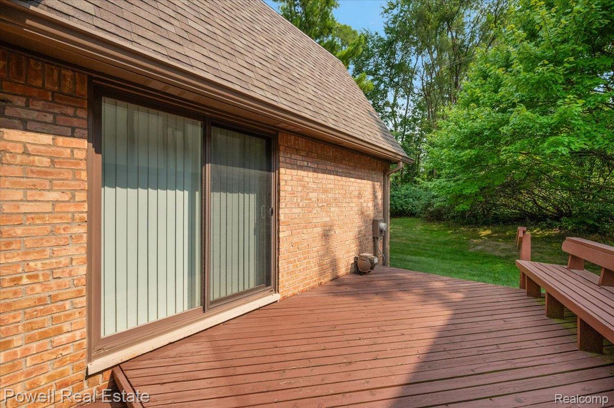 1938 Allenway Court Rochester, MI 48309 - Photo 20 of 39 Expansive deck featuring built-in seating, direct exterior access. (2 of 3)