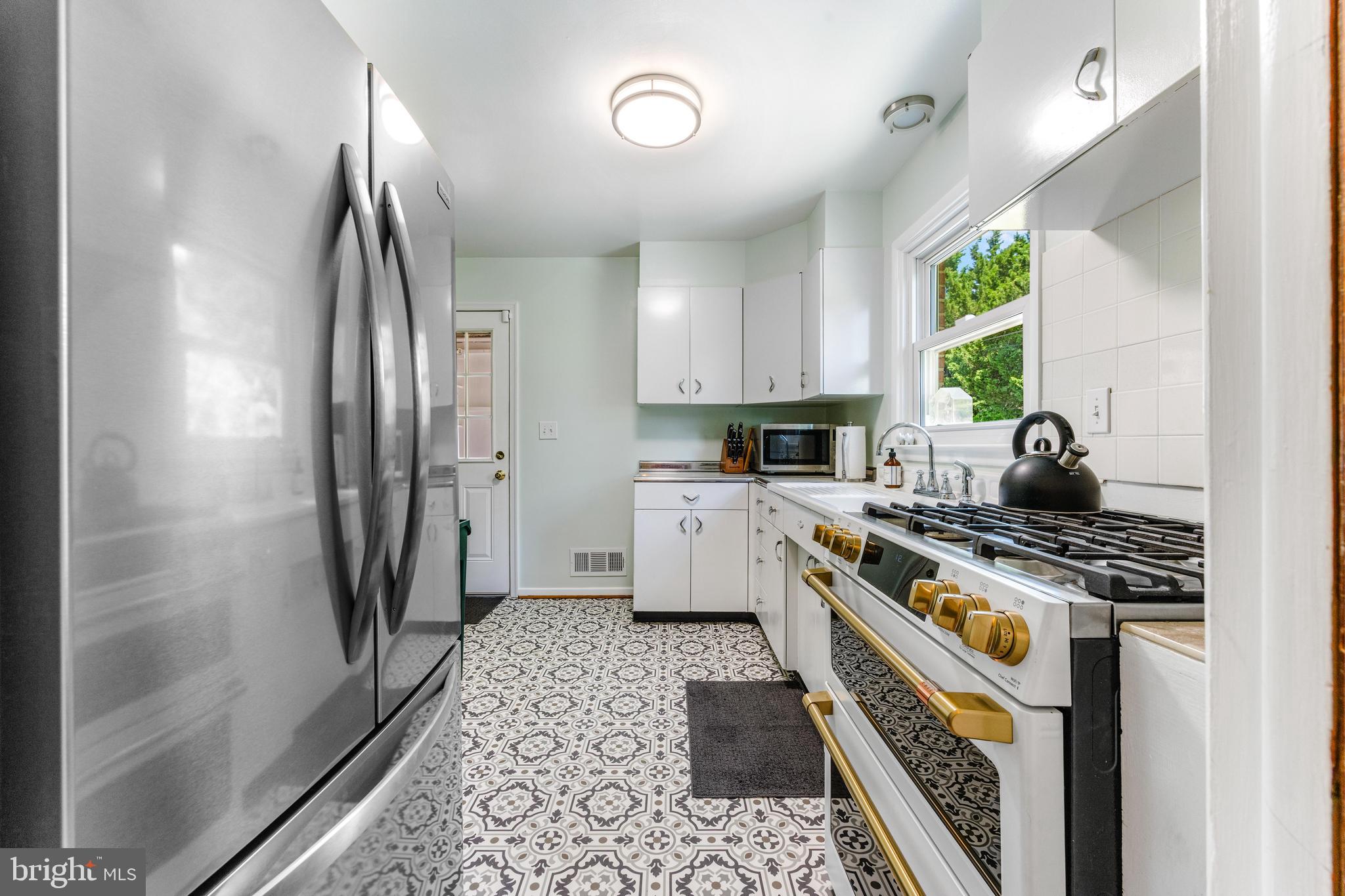 922 Cherokee Trail Frederick, MD 21701 - Photo 20 of 40 a kitchen with stainless steel appliances granite countertop a stove a refrigerator and a refrigerator