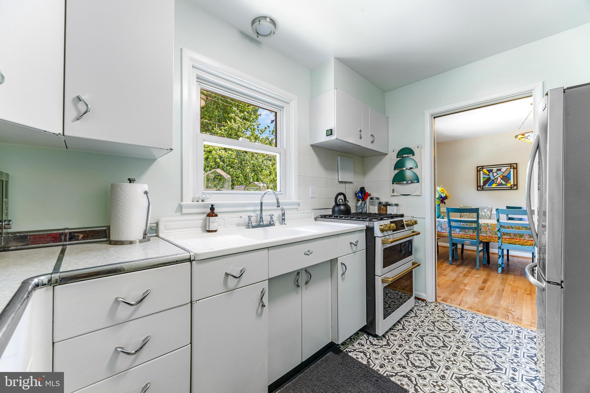 922 Cherokee Trail Frederick, MD 21701 - Photo 21 of 40 a kitchen with a sink stove and cabinets