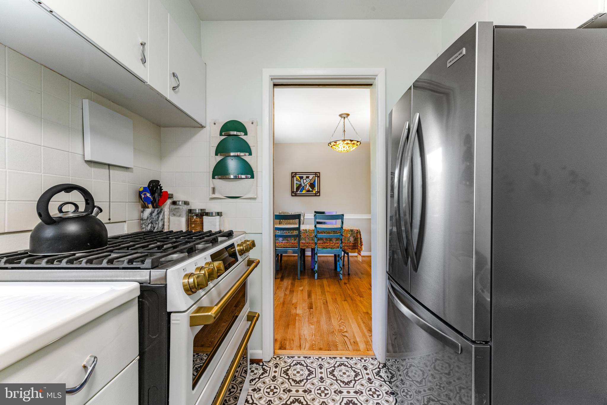 922 Cherokee Trail Frederick, MD 21701 - Photo 23 of 40 a kitchen with stainless steel appliances granite countertop a refrigerator a stove and a sink