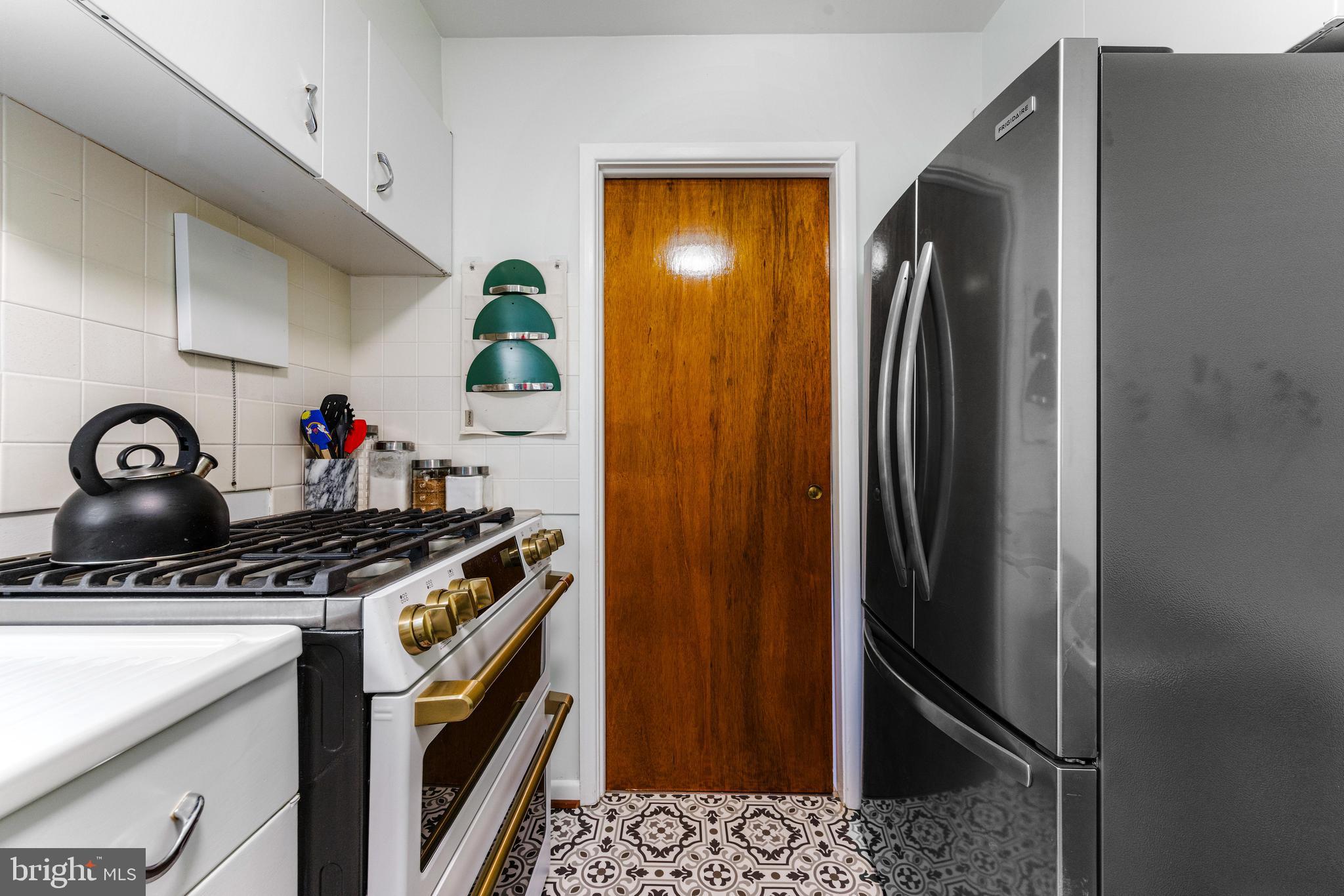 922 Cherokee Trail Frederick, MD 21701 - Photo 24 of 40 a kitchen with stainless steel appliances granite countertop a refrigerator and a stove