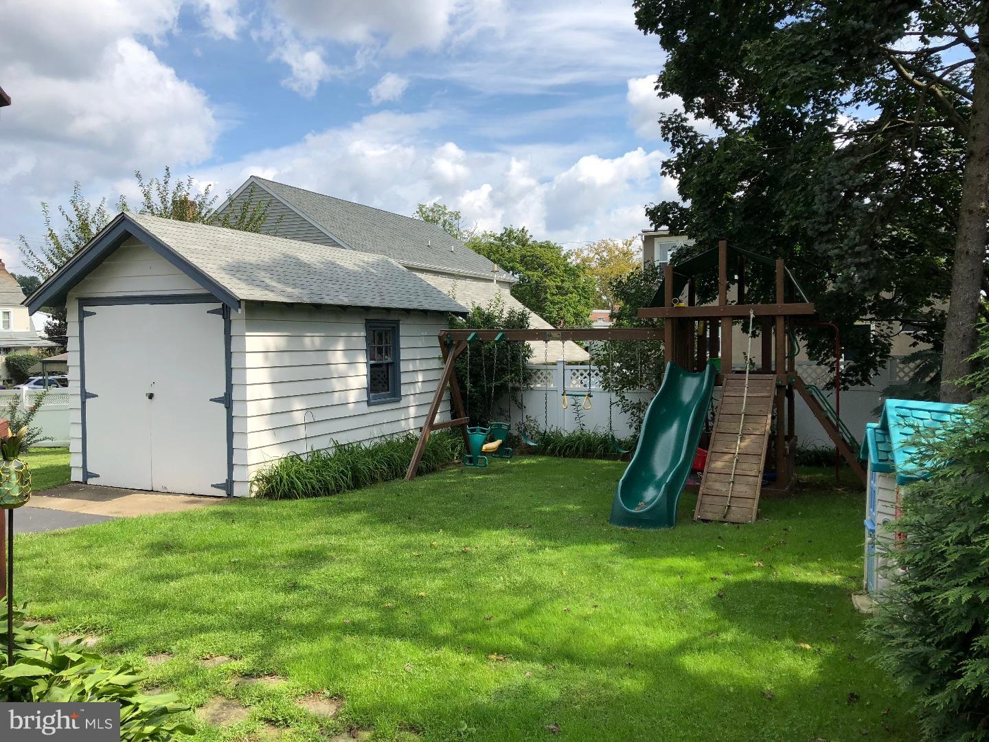 2041 Laurel Road Havertown, PA 19083 - Photo 2 of 25 Back Yard
