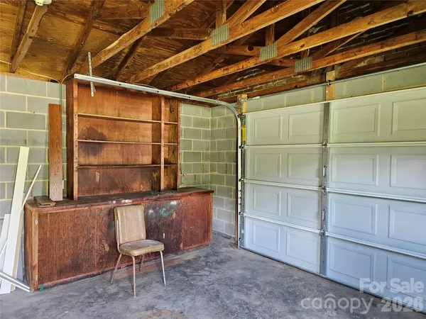 a view of a back yard