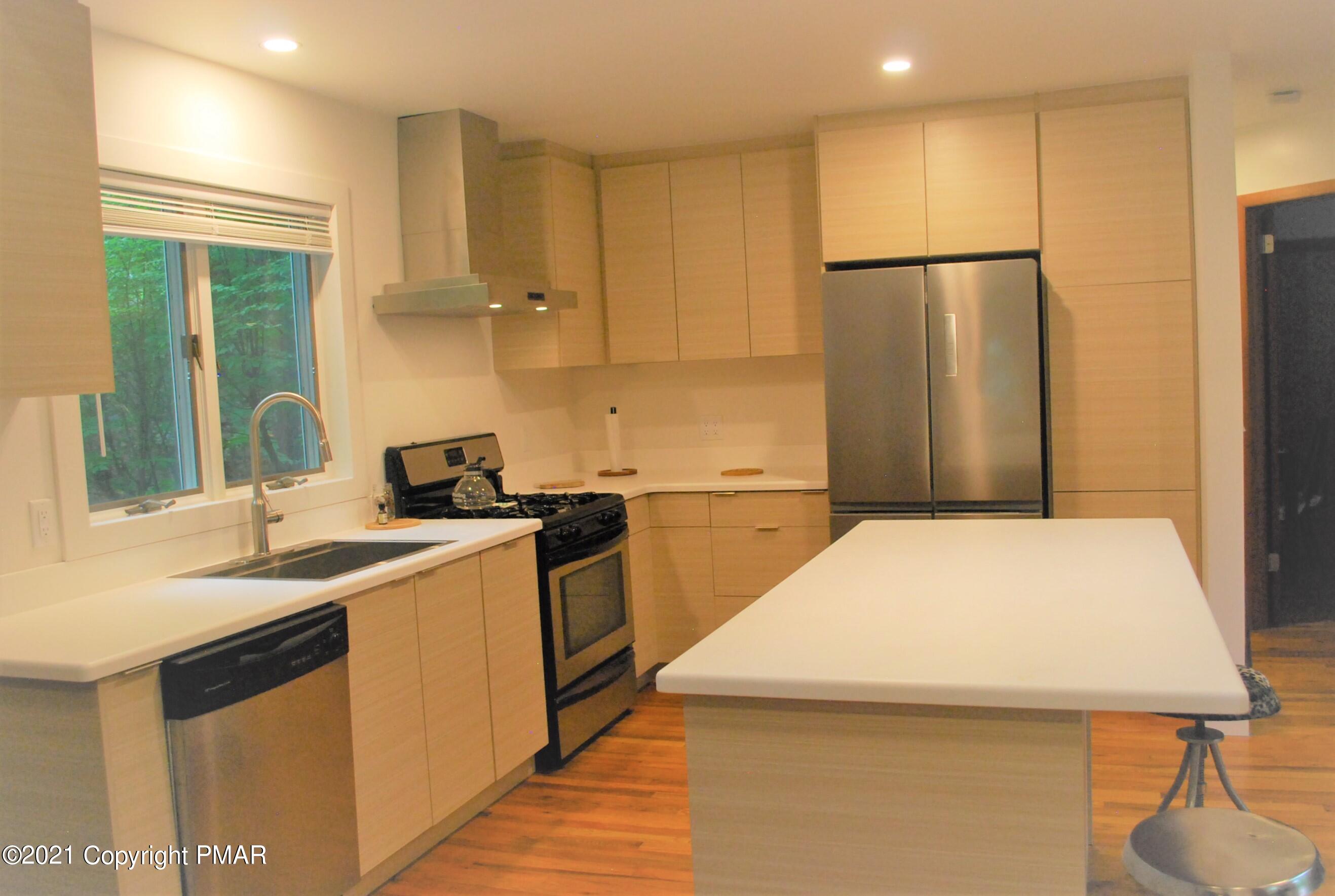 178 Edinburgh Road Bushkill, PA 18324 - Photo 11 of 54 a kitchen with a sink a stove and refrigerator