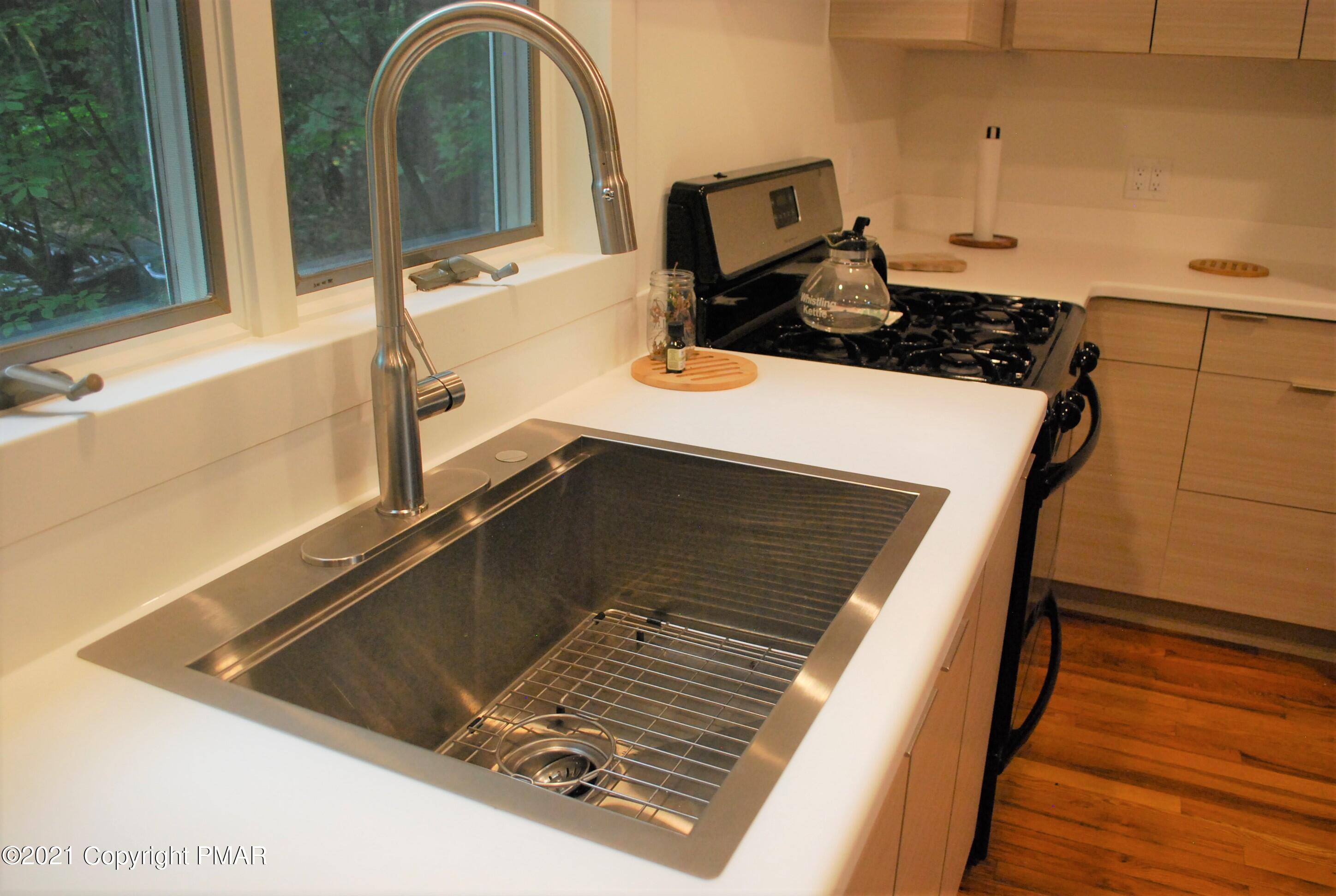 178 Edinburgh Road Bushkill, PA 18324 - Photo 13 of 54 Kitchen 3