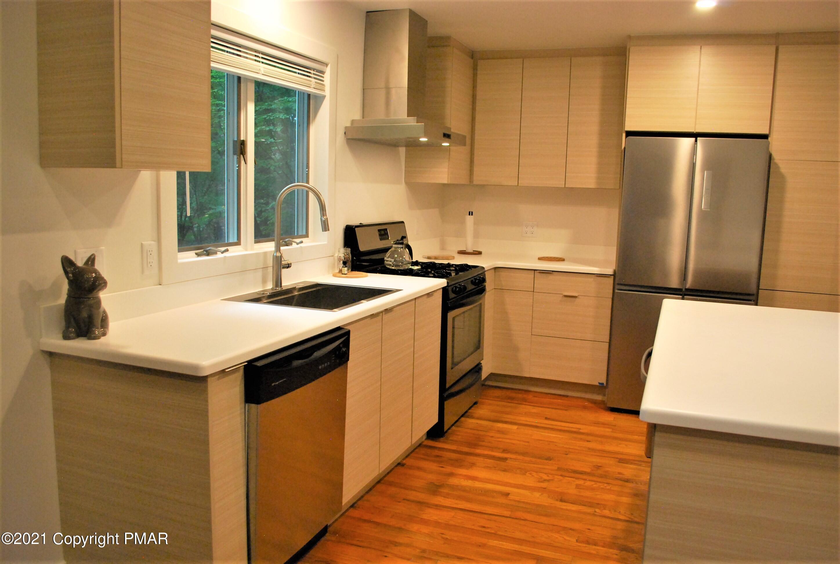 178 Edinburgh Road Bushkill, PA 18324 - Photo 16 of 54 a kitchen with a sink a stove a refrigerator and a cabinets