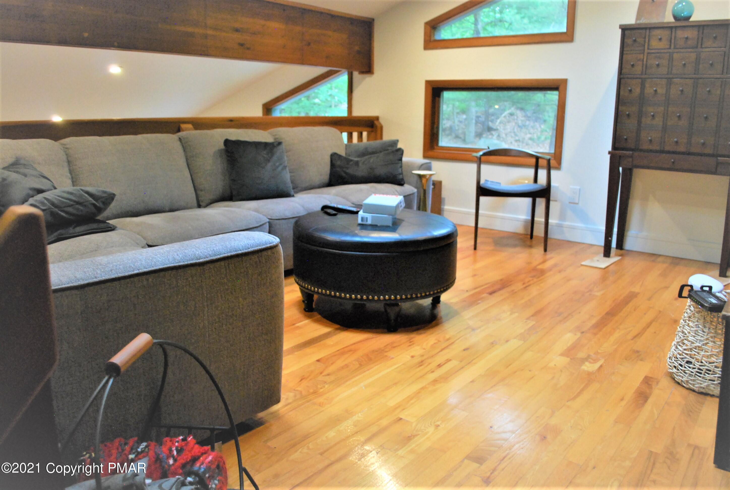178 Edinburgh Road Bushkill, PA 18324 - Photo 25 of 54 a living room with furniture