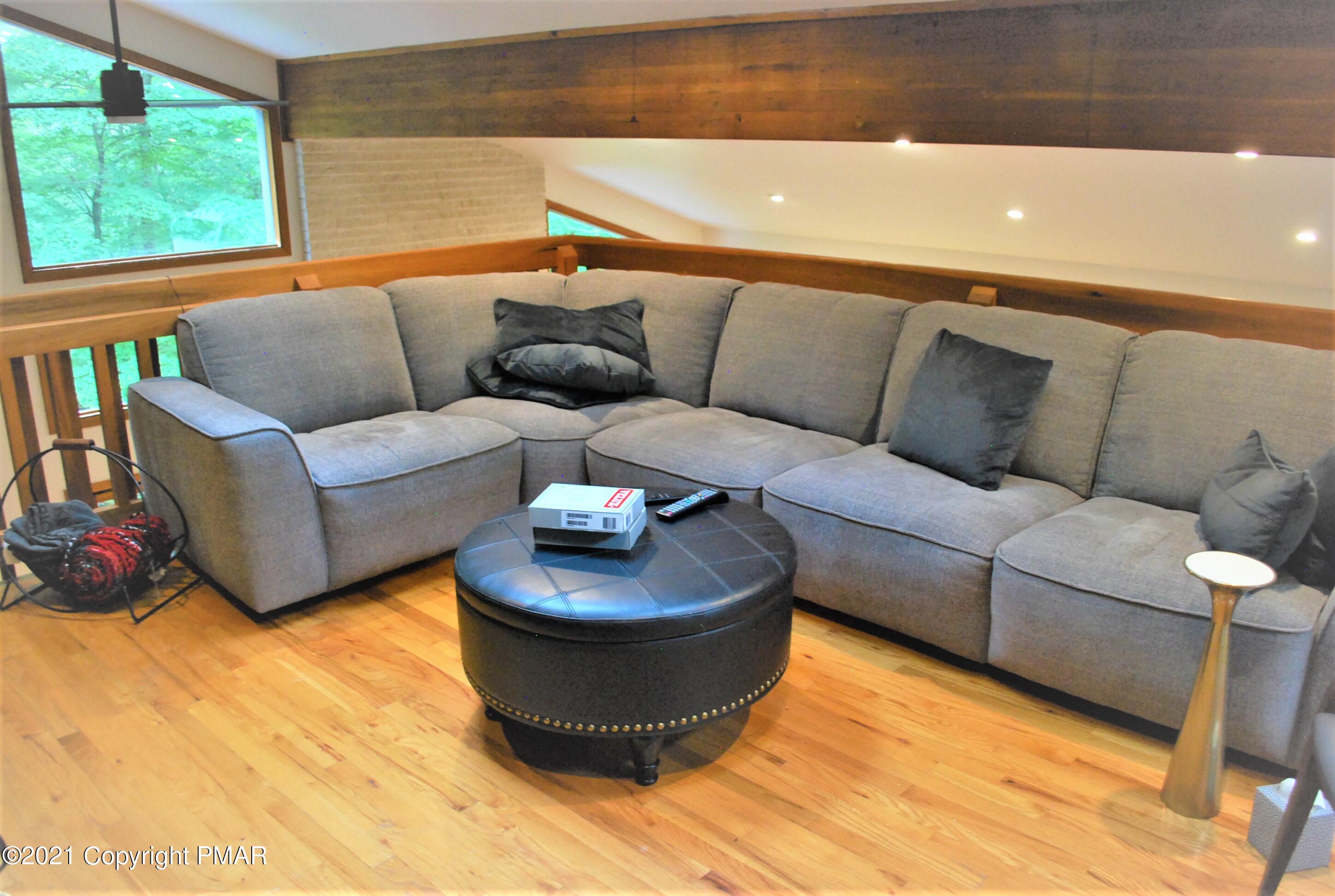 178 Edinburgh Road Bushkill, PA 18324 - Photo 26 of 54 a living room with furniture and a couch