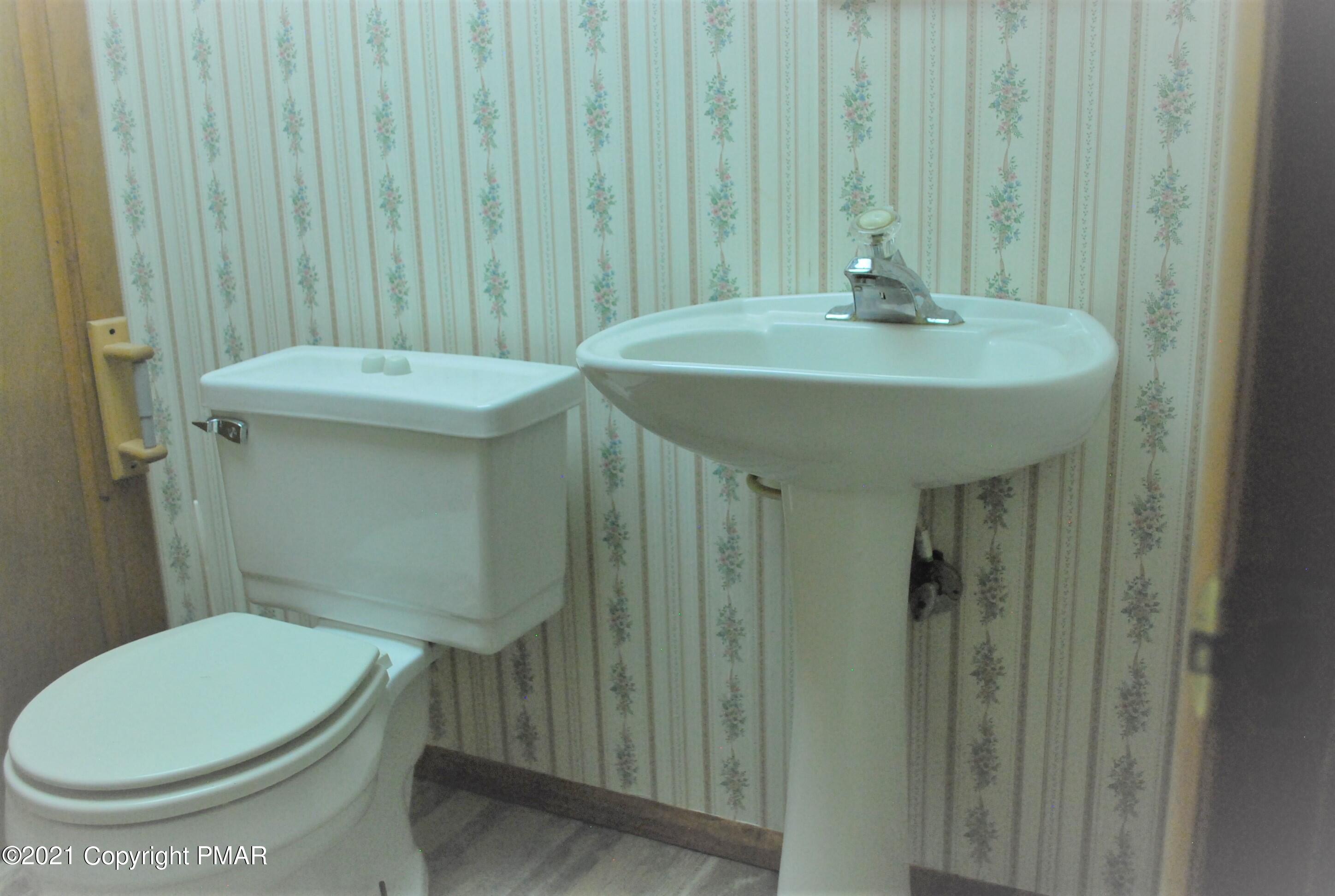 178 Edinburgh Road Bushkill, PA 18324 - Photo 42 of 54 a bathroom with a sink a toilet and mirror
