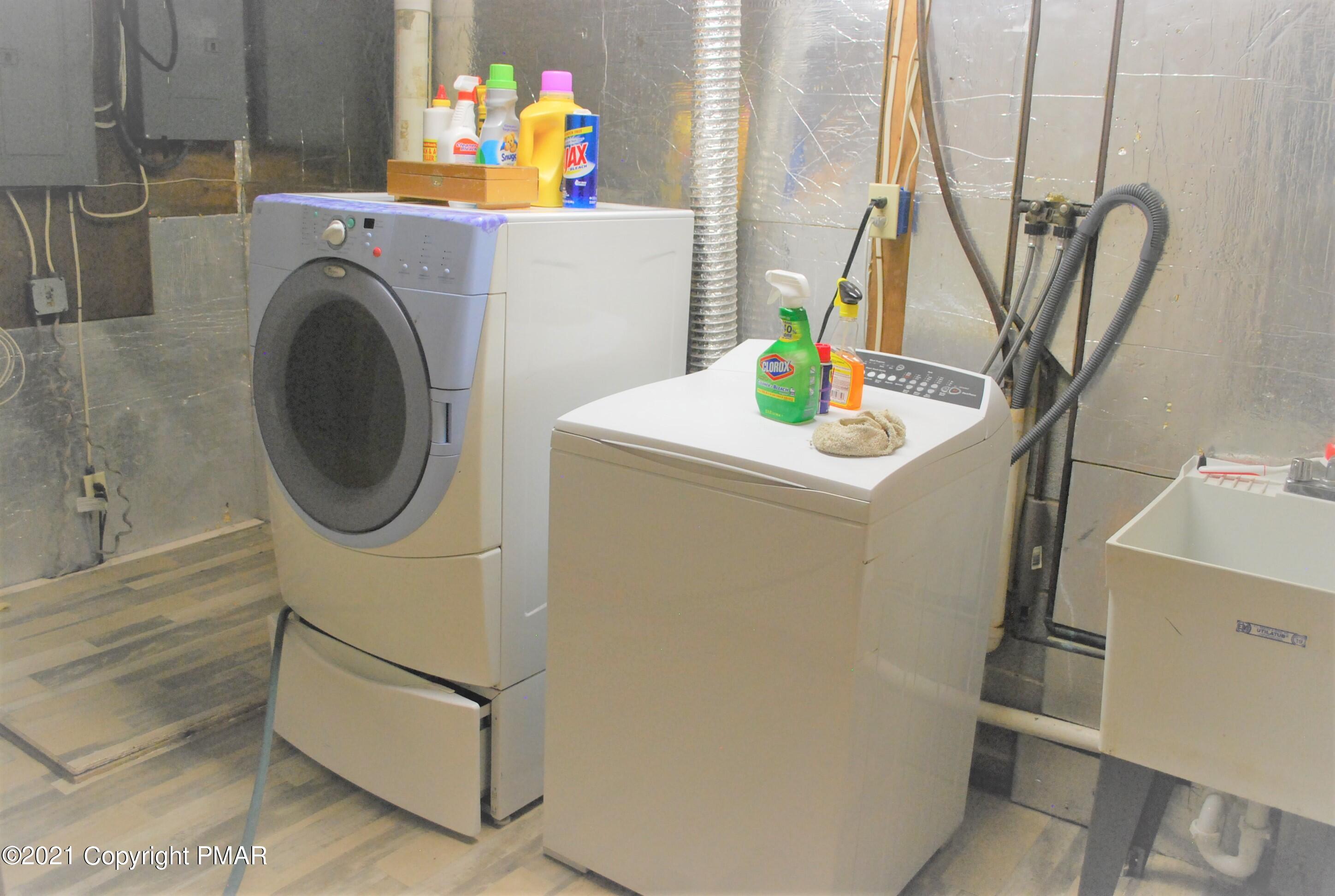 178 Edinburgh Road Bushkill, PA 18324 - Photo 44 of 54 a utility room with dryer and washer