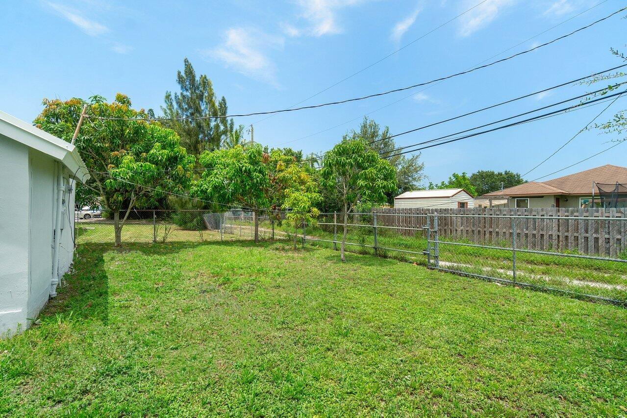 137 Southwest 9th Avenue Delray Beach, FL 33444 - Photo 25 of 27 a view of a house with a backyard