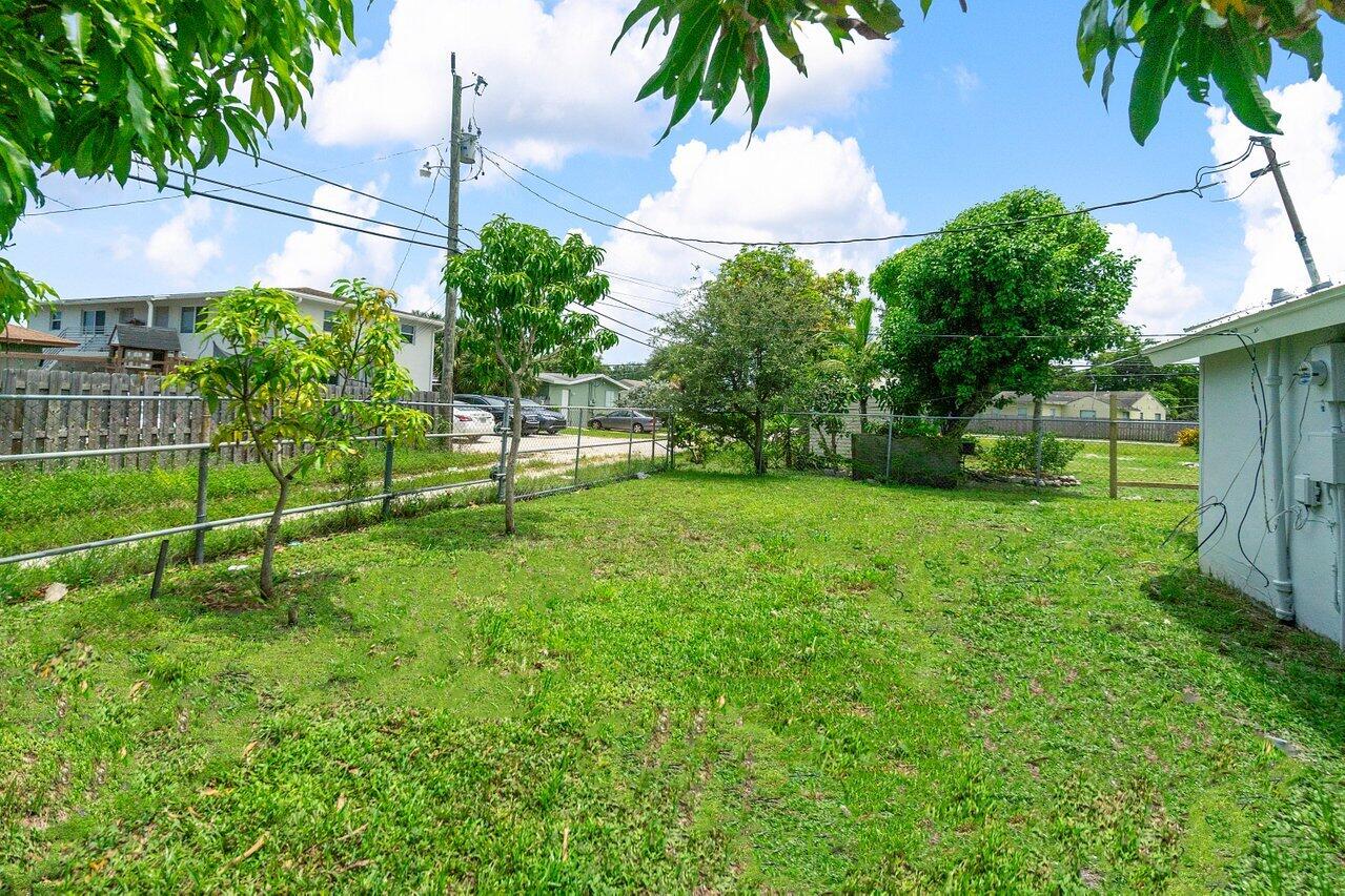 137 Southwest 9th Avenue Delray Beach, FL 33444 - Photo 27 of 27 a view of a garden with a tree
