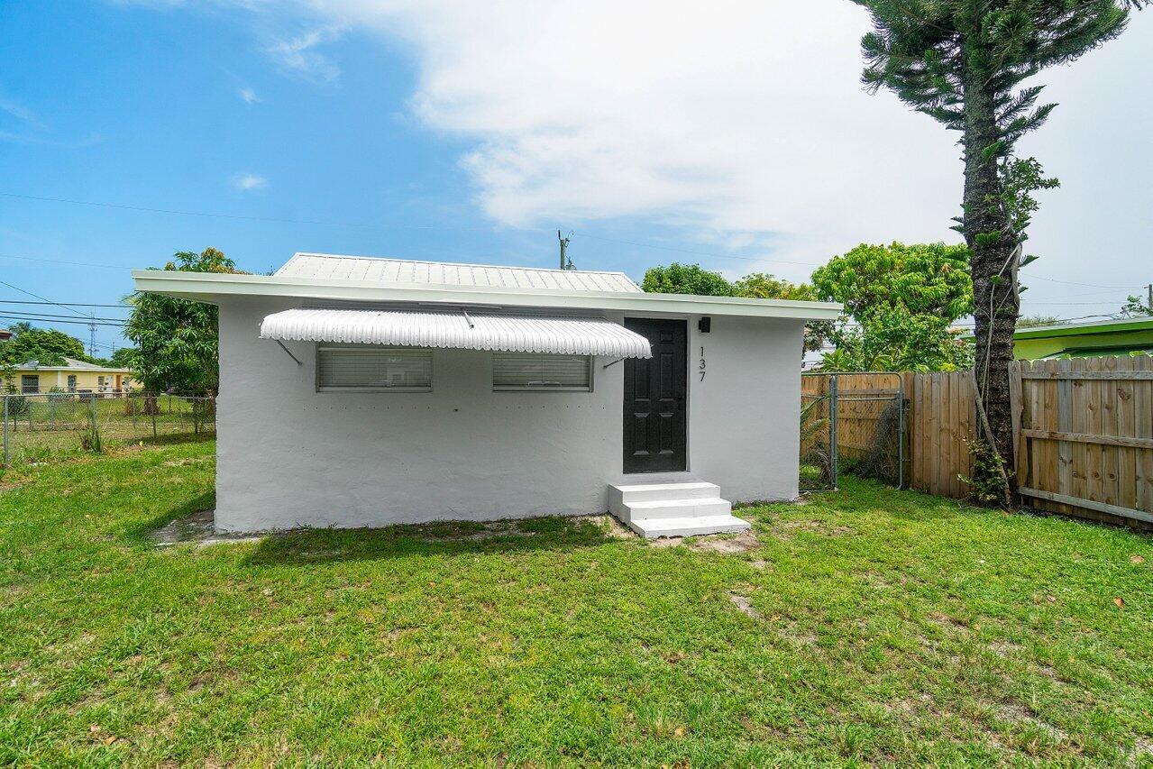 137 Southwest 9th Avenue Delray Beach, FL 33444 - Photo 4 of 27 a view of a house with a yard