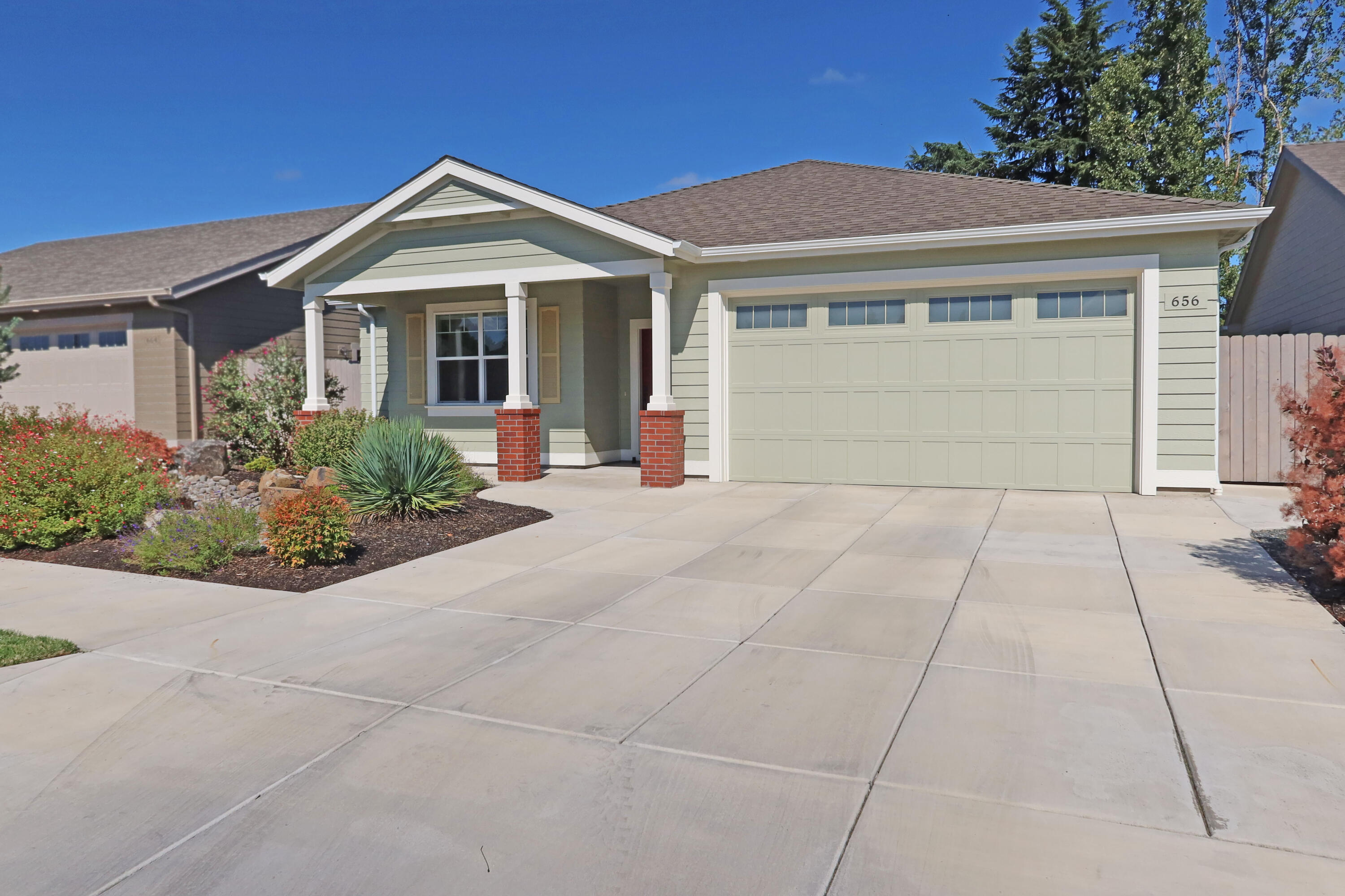 656 Aspen Street Springfield, OR 97477 - Photo 28 of 29 front view of a house with a garden