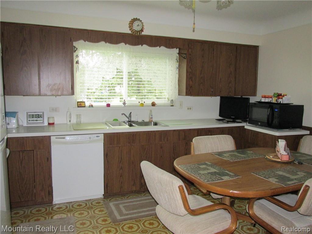 SPACIOUS KITCHEN LOTS CUPBOARDS 