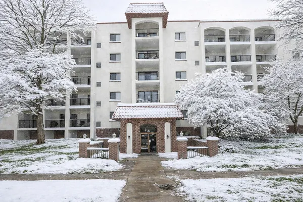 $1,850 | 475 Plum Creek Drive, Unit 209, Wheeling, IL 60090