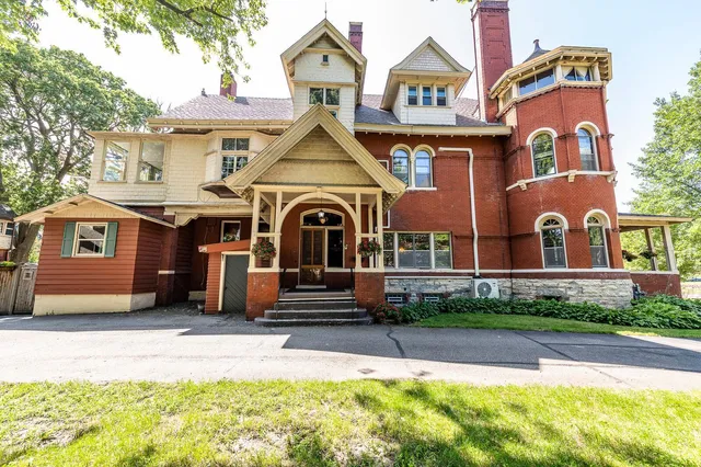 $1,250,000 | 490 Summit Avenue, St. Paul, MN 55102
