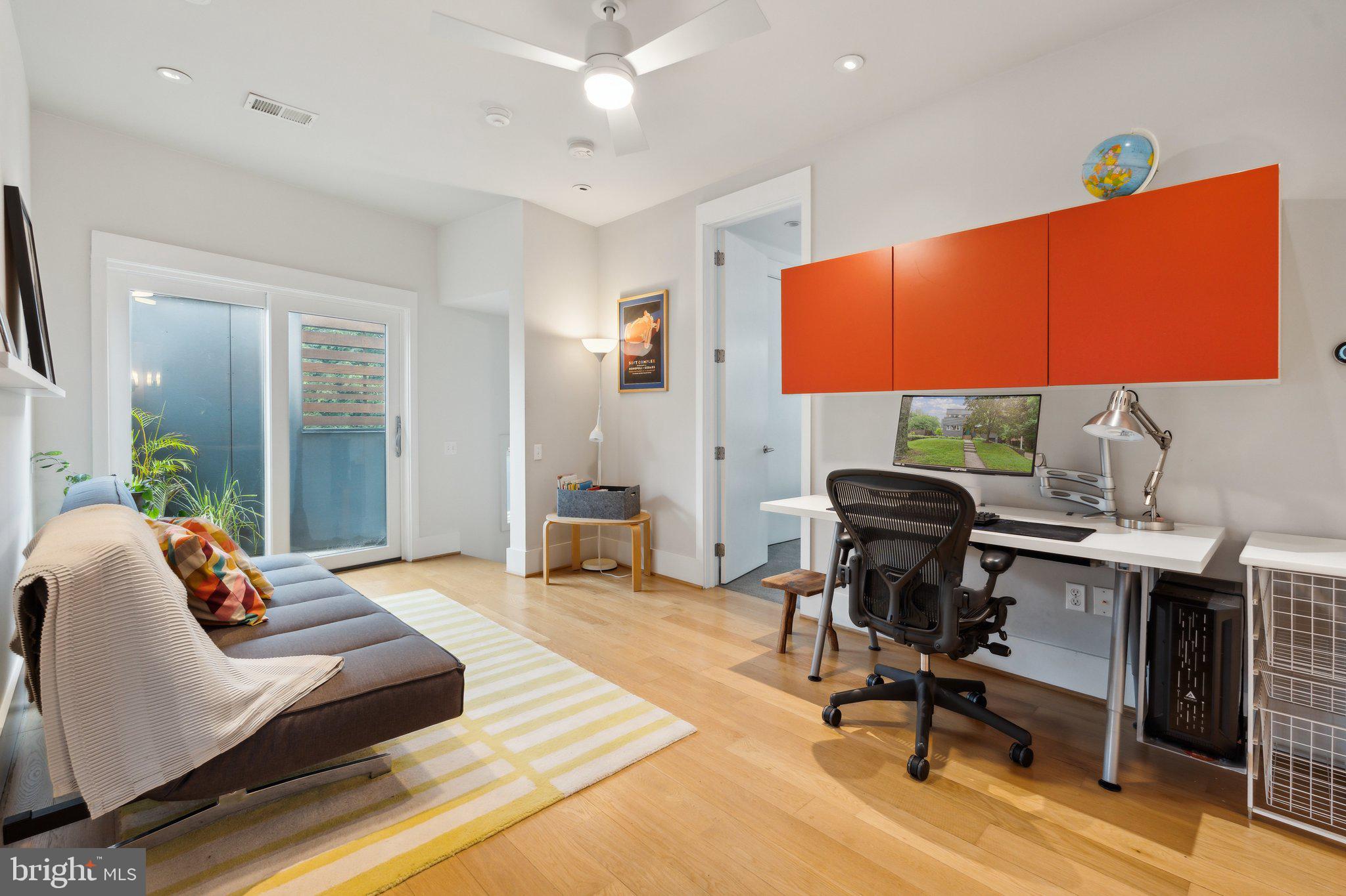 5929 Onondaga Road Bethesda, MD 20816 - Photo 15 of 47 a workspace with furniture and a rug