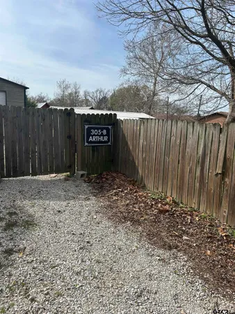 a sign board with a backyard