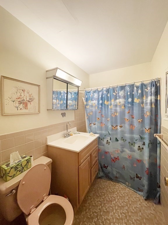 55 Jacqueline Road, Unit 7 Waltham, MA 02452 - Photo 9 of 11 a bathroom with a sink toilet and shower