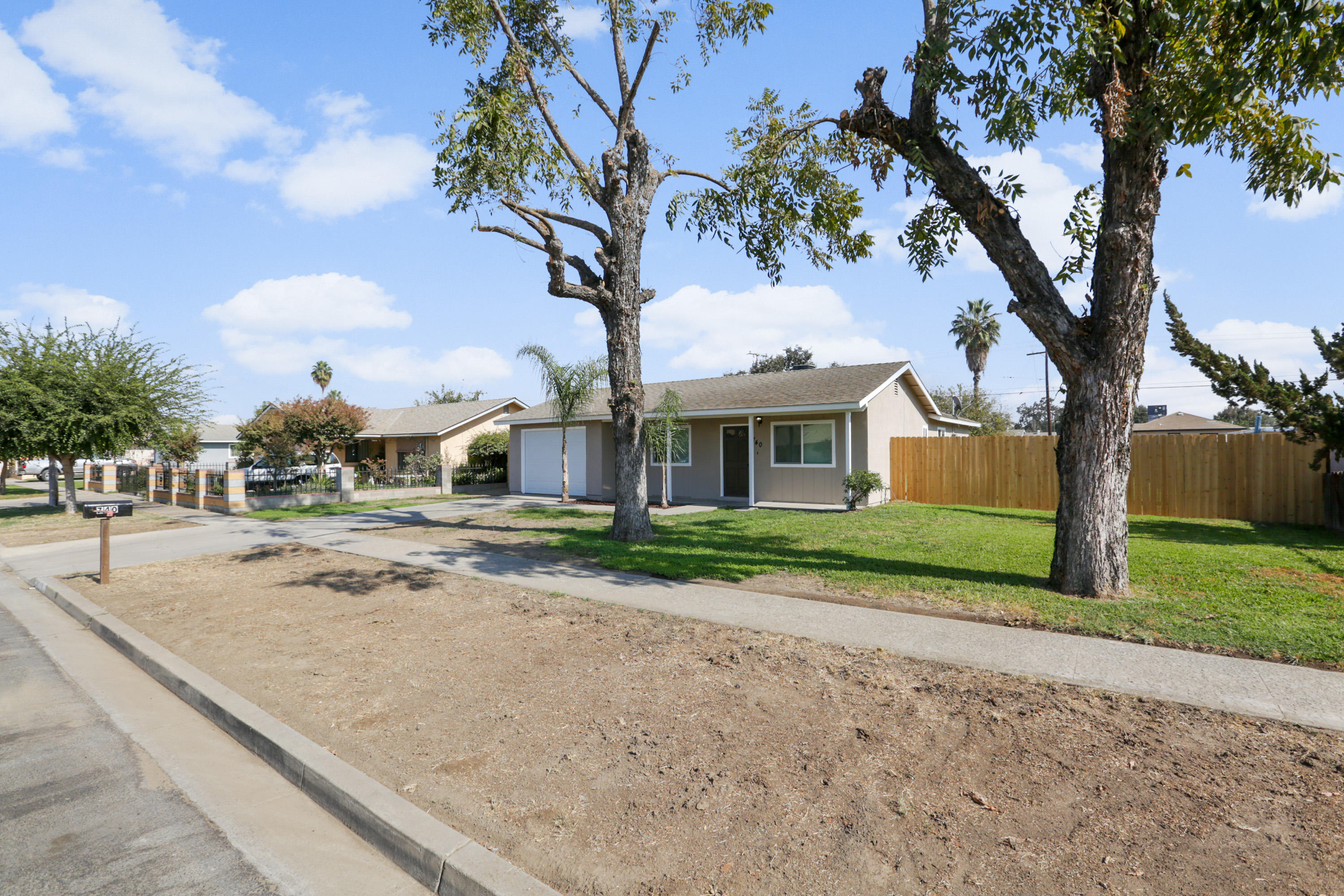 740 South R Street Tulare, CA 93274 - Photo 3 of 26 2H1A2324