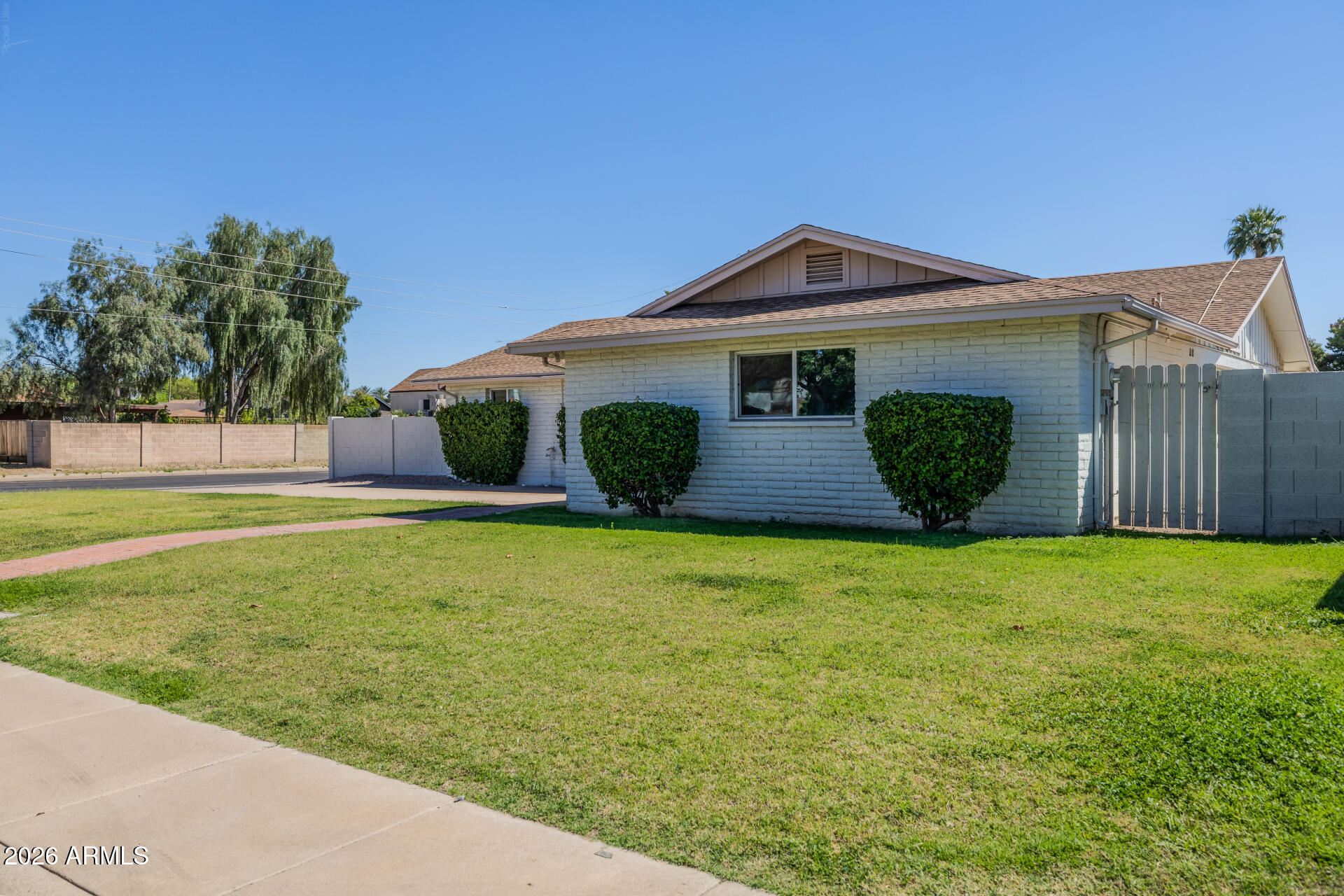 3101 West Shangri-la Road Phoenix, AZ 85029 - Photo 6 of 37 a front view of a house with garden