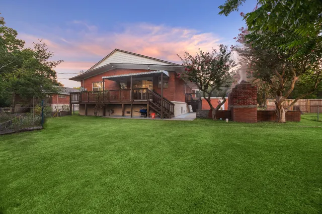a view of a house with a backyard