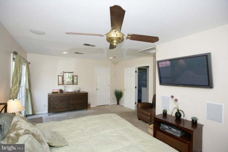 13305 Darnestown Road Gaithersburg, MD 20878 - Photo 17 of 25 Master Bedroom
