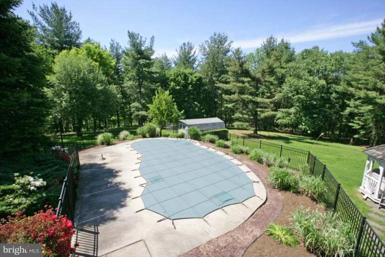 13305 Darnestown Road Gaithersburg, MD 20878 - Photo 4 of 25 Swimming Pool