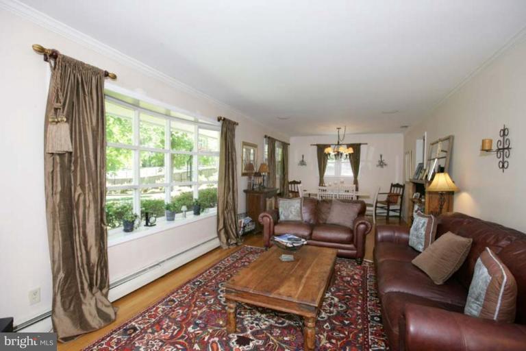 13305 Darnestown Road Gaithersburg, MD 20878 - Photo 8 of 25 Living Room