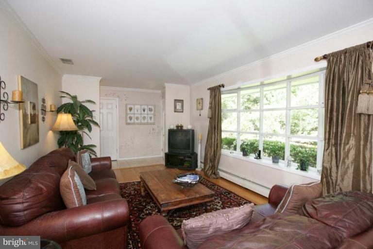 13305 Darnestown Road Gaithersburg, MD 20878 - Photo 9 of 25 Living Room #2