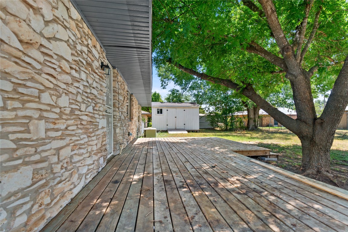 607 Magnolia Street Bastrop, TX 78602 - Photo 25 of 25 a view of a backyard