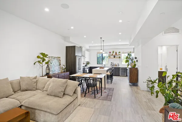 $899,000 | 6716 North Royce Lane, Van Nuys, CA 91406