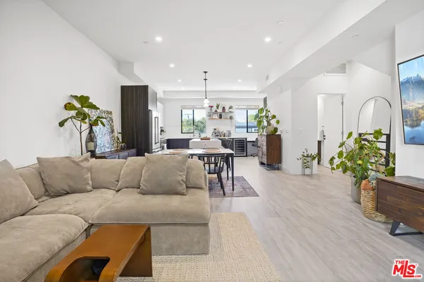 $899,000 | 6716 North Royce Lane, Van Nuys, CA 91406