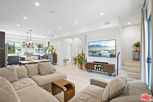 $899,000 | 6716 North Royce Lane, Van Nuys, CA 91406