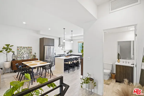 $899,000 | 6716 North Royce Lane, Van Nuys, CA 91406