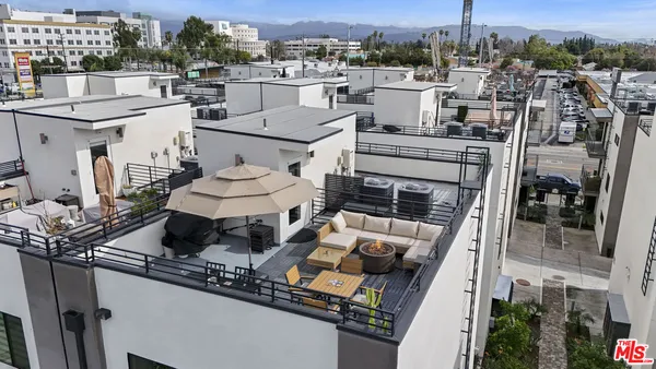 $899,000 | 6716 North Royce Lane, Van Nuys, CA 91406