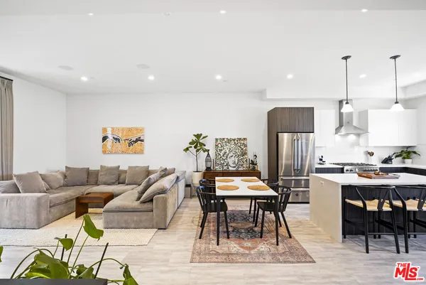 $899,000 | 6716 North Royce Lane, Van Nuys, CA 91406