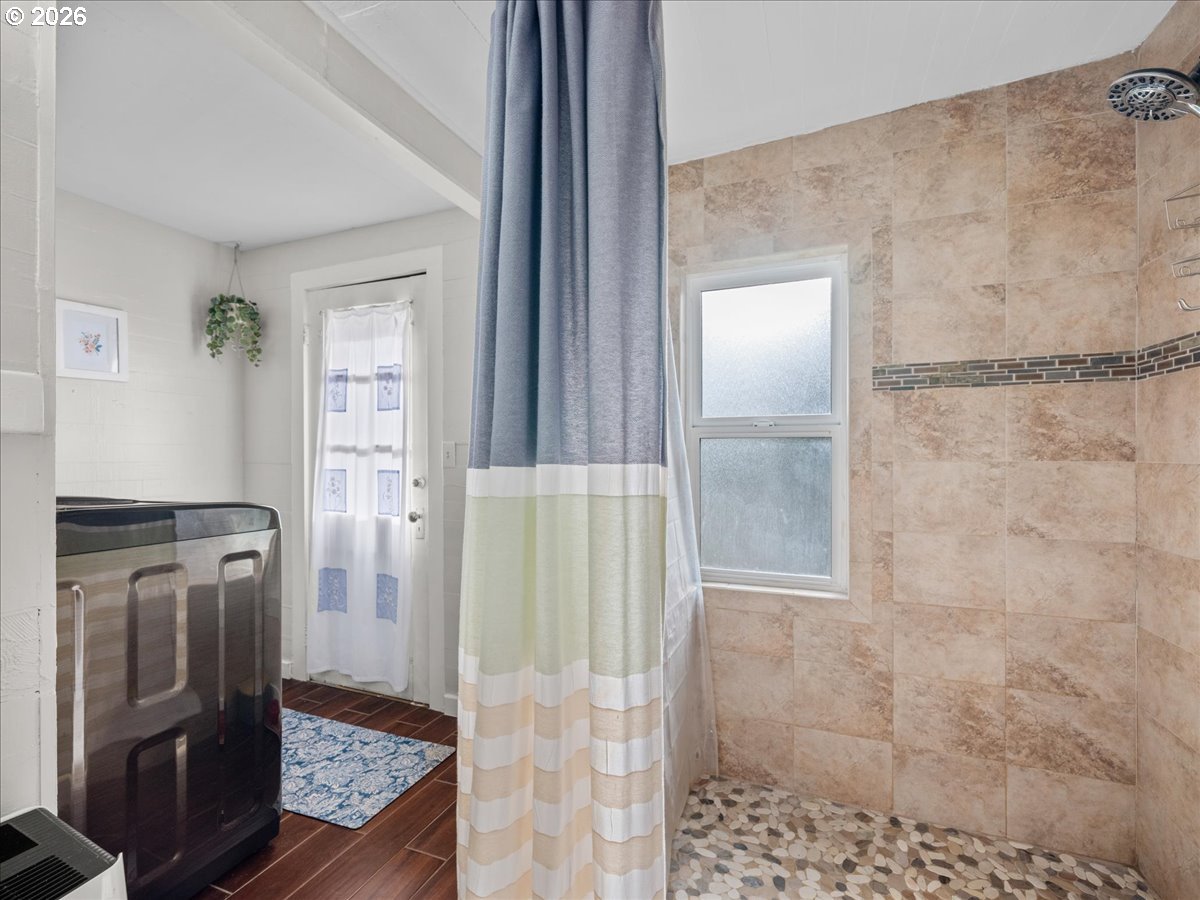 815 Shipping Street Northeast Salem, OR 97301 - Photo 25 of 45 a bathroom with a shower
