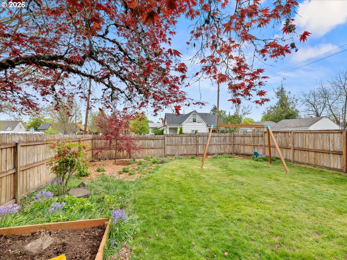 815 Shipping Street Northeast Salem, OR 97301 - Photo 38 of 45 a view of yard with wooden fence