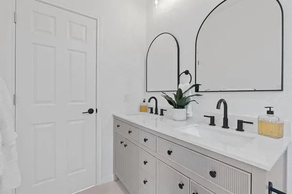 $1,800 | 738 Chihuahua Street, Lockhart, TX 78644